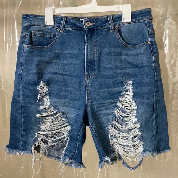 C’est Toi size 1xl Destroyed Denim Short - Picture 7 of 7